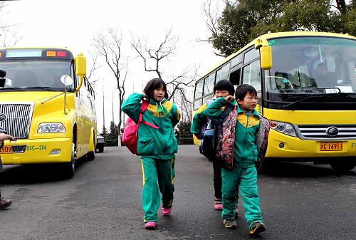 開學(xué)了記者跟孩子們坐校車