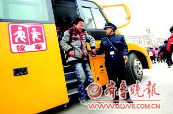 陡溝鎮豐齊村鄉里娃坐上免費大鼻子校車/ 陡溝鎮豐齊村鄉里娃坐上免費大鼻子校車