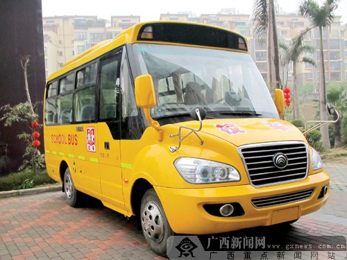 “大鼻子”校車亮相南寧 鼻子大可緩沖后設有逃生門