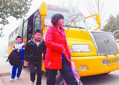 濟(jì)南首輛大鼻子校車亮相 保障孩子上學(xué)路上安全 濟(jì)南首輛大鼻子校車亮相 保障孩子上學(xué)路上安全