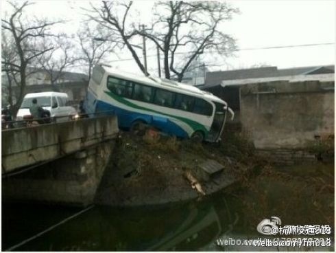 網友報料：蕭山一輛校車滑落河中 沒有人員傷亡(圖)