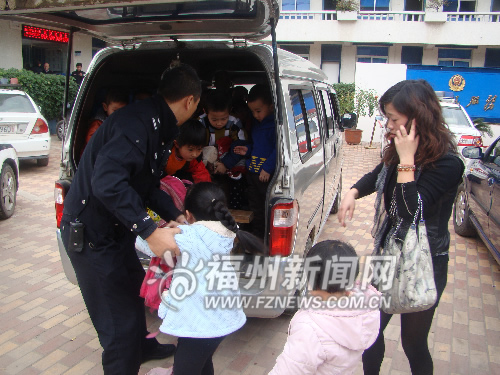 城門查獲一輛“黑校車” 核載7人卻裝了15人