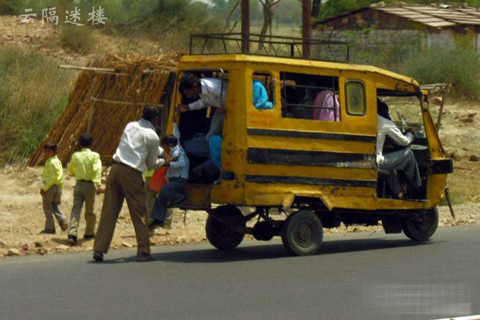 要命的印度校車 簡直就是馬路上的棺材板(圖) 要命的印度校車 簡直就是馬路上的棺材板(圖)