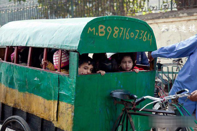 要命的印度校車 簡直就是馬路上的棺材板(圖) 要命的印度校車 簡直就是馬路上的棺材板(圖)