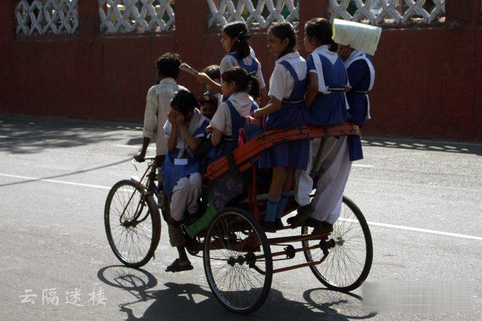 要命的印度校車 簡直就是馬路上的棺材板(圖) 要命的印度校車 簡直就是馬路上的棺材板(圖)