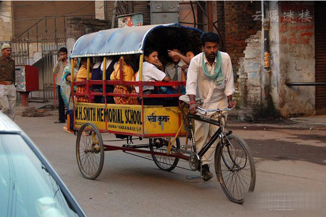 要命的印度校車 簡直就是馬路上的棺材板(圖) 要命的印度校車 簡直就是馬路上的棺材板(圖)