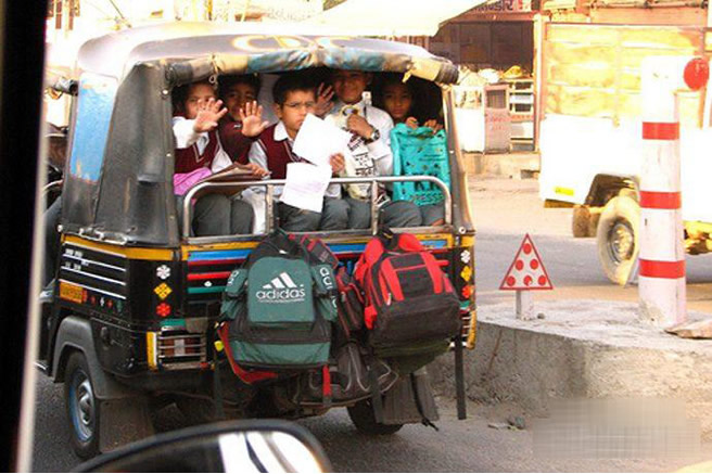 要命的印度校車 簡直就是馬路上的棺材板(圖) 要命的印度校車 簡直就是馬路上的棺材板(圖)