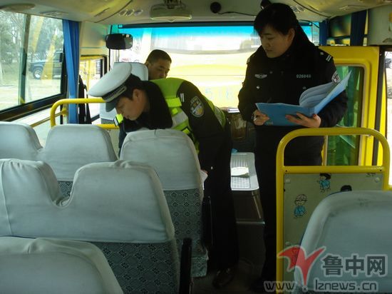張店交警大隊開展校車大檢查（圖）