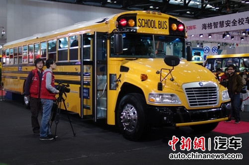 23家校車企業北京“斗法” 高科技裝置幾成標配