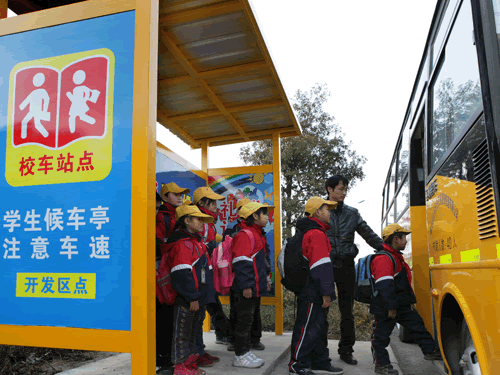湖州：黃色校車有了“黃色候車亭”（圖）