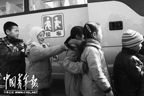 政協委員吁取消撤點并校 稱校車難解農村上學難 2月16日,寧夏回族自治區吳忠市南川鄉菊花臺村,小朋友排著隊準備試乘新校車。本報記者陳劍攝