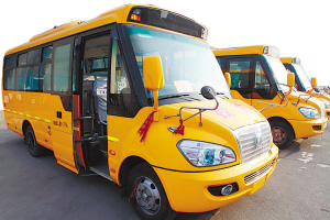 “大鼻子”校車“一車難求”(圖)