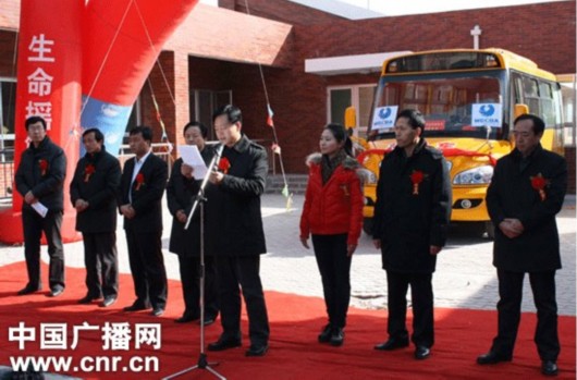 平安校車開進菊花臺 鄉村兒童坐上“長鼻子”