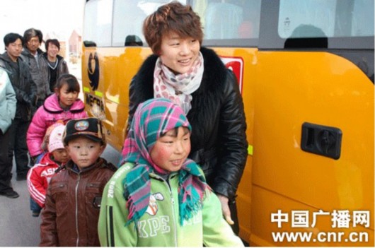 平安校車開進菊花臺 鄉村兒童坐上“長鼻子”