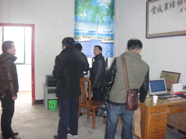 宣州區(qū)第一輛規(guī)范校車駛進軍塘幼兒園