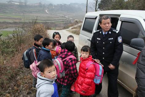 永州零陵一幼兒園長向市長舉報校車超員反被交警“抓” 永州零陵一幼兒園長向市長舉報校車超員反被交警“抓”