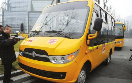 關(guān)注校車新國標(biāo)：內(nèi)裝黑匣子 新校車亮相成都（圖）