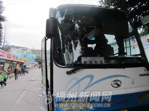 拿“旅游包車”充當校車 警方處罰兩名校車司機 拿“旅游包車”充當校車 警方處罰兩名校車司機