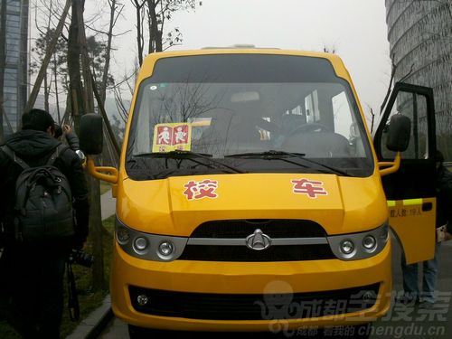 成都3百多名校車(chē)司機(jī)齊上課 學(xué)安全駕駛和管理