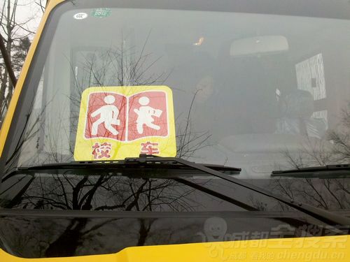 成都3百多名校車(chē)司機(jī)齊上課 學(xué)安全駕駛和管理