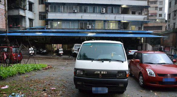 未年審“黑校車”超載4人