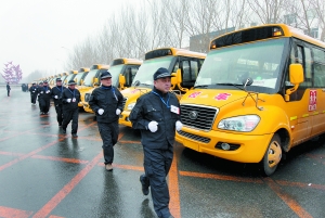 凈月35臺新校車上道 限速60邁(組圖)