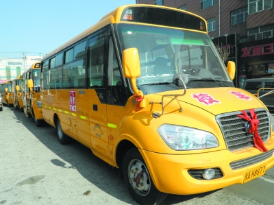 哈市再添6臺“大鼻子校車” 每天接送學生千人次(圖)