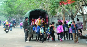 海南:孩子們的“校車”(圖)
