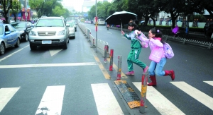 海南:孩子們的“校車”(圖)