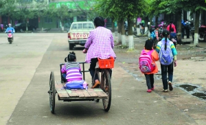 海南:孩子們的“校車”(圖)