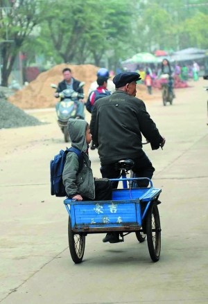 海南:孩子們的“校車”(圖)