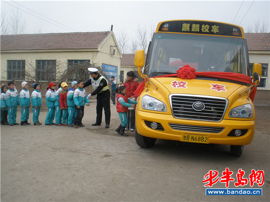 “大鼻子”校車開進膠州 包月費比市區便宜近半