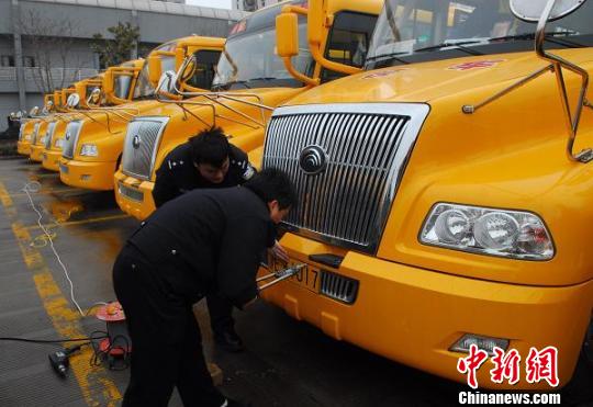 江蘇：首次大規模采購35輛“大鼻子”校車 順利上牌（圖）