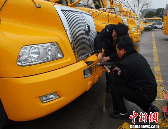 江蘇：首次大規模采購35輛“大鼻子”校車 順利上牌（圖）