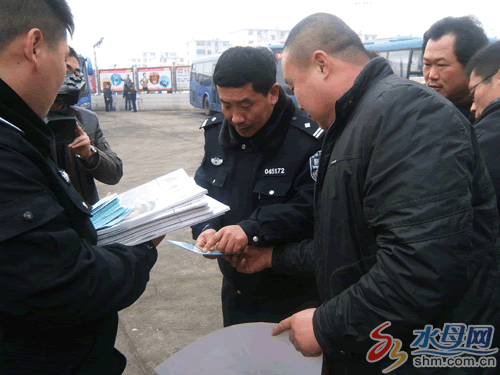 牟平交警對校車駕駛員“充電”發放宣傳資料300余份