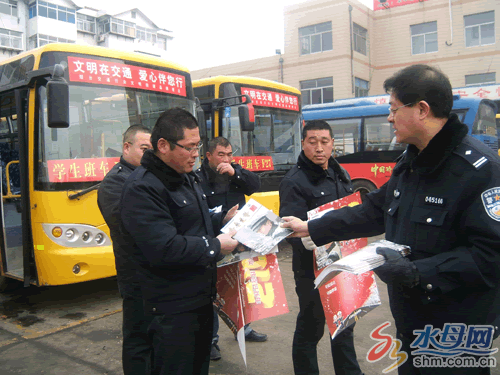 牟平交警對校車駕駛員“充電”發放宣傳資料300余份