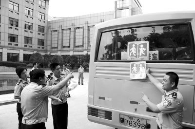 “馬路新堵”期待校車(chē)快快“上崗”(圖)