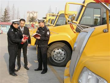 青島排查全市校車 “大鼻子”無一起違法(圖)