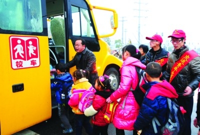 太倉首批“大鼻子”校車服務農民工小學(圖)