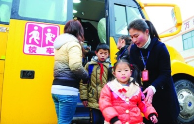 太倉首批“大鼻子”校車服務農民工小學(圖)