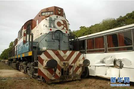 阿根廷火車發生火車撞校車事故（圖）