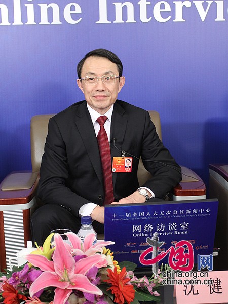 人大代表在線解答校車安全提問