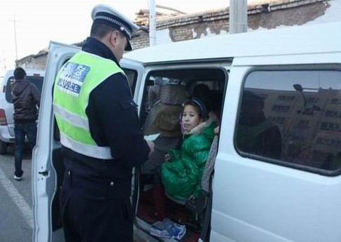 新疆額敏縣加強校車交通管理 確保學生出行安全