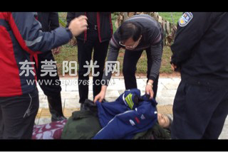 中堂：女子沖出馬路攔截校車 躺在路邊(圖)