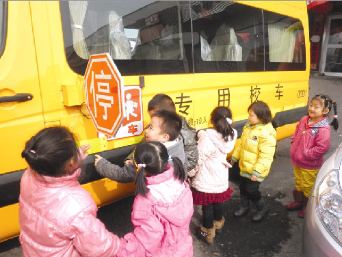 烏魯木齊首輛專業(yè)校車開進(jìn)幼兒園