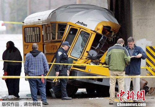 美國印第安納發生校車撞橋墩事故 致2死12傷