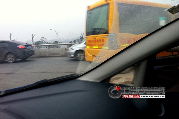 網友拍下幼兒園校車逆行圖 交警稱“太危險”[圖]