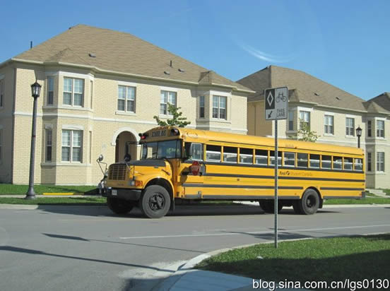 加拿大校車：司機能當半個班主任