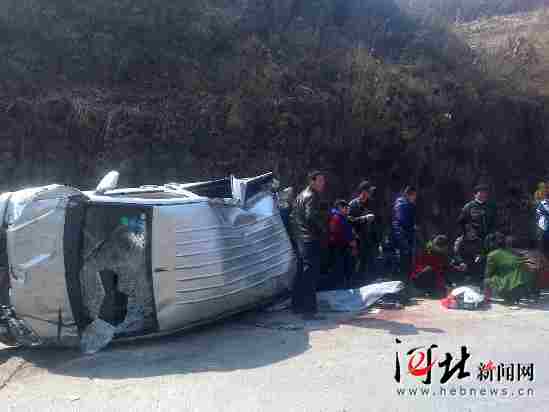 青龍:發生校車側翻事故 3人死亡15人受傷(圖) 青龍:發生校車側翻事故 3人死亡15人受傷(圖)