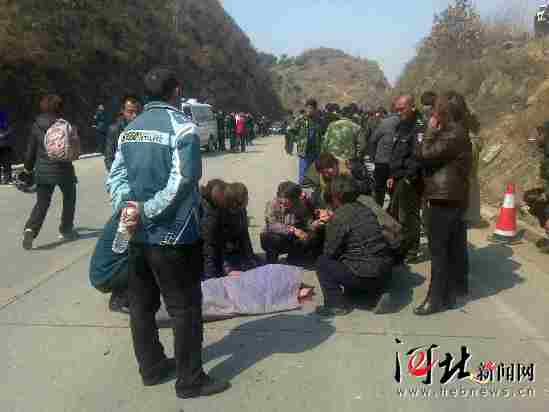 青龍:發生校車側翻事故 3人死亡15人受傷(圖) 青龍:發生校車側翻事故 3人死亡15人受傷(圖)